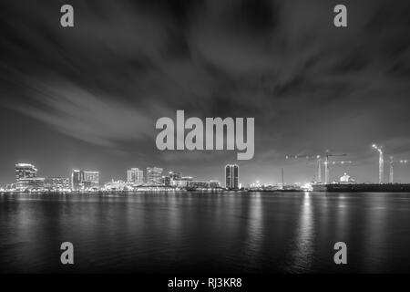 Lo skyline di Norfolk di notte, visto dal lungomare di Portsmouth, Virginia. Foto Stock