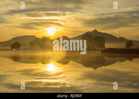 Il castello di Wachsenburg presso Sunrise riflettente nel lago, Veste Wachsenburg Castello, Drei Gleichen, Ilm distretto, Turingia, Germania Foto Stock