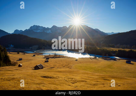 Alba sul Karwendel mountain range con lago ghiacciato, Lago Geroldsee, Wagenbruechsee, Gerold, Kruen, Krun, Alta Baviera, Baviera, Germania, Europa Foto Stock