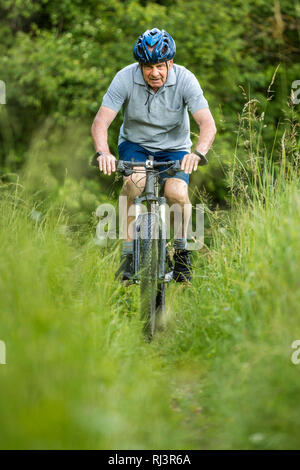 Senior, 70-80 Jahre, radfahren, Mountain-Bike, Feldweg Foto Stock