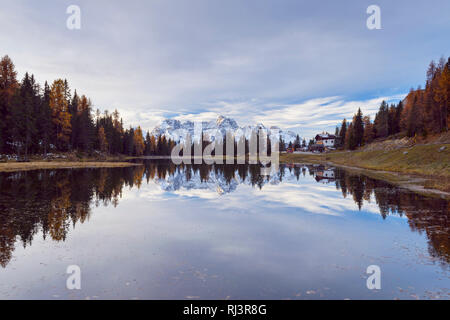 Lago di Misurina con Sorapis gruppo montuoso al mattino si riflette nel lago, Cadore Misurina, Distretto di Belluno, Veneto, Dolomiti, Italia, Europa Foto Stock