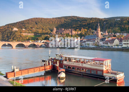 Restaurantschiff vor der Heidelberger Altstadt auf dem Neckar, Baden-Württemberg, Deutschland Foto Stock