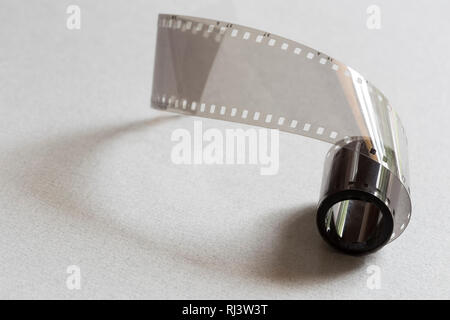 La striscia del film su un cartoncino grigio sfondo Foto Stock