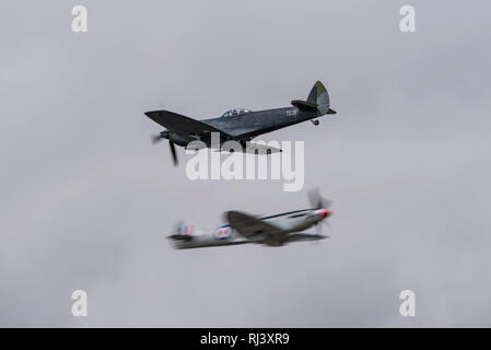 Due RAF Battle of Britain Memorial Flight Spitfire combattenti in una opposizione pass presso il Royal International Air Tattoo, RAF Fairford, Regno Unito il 14/7/17. Foto Stock