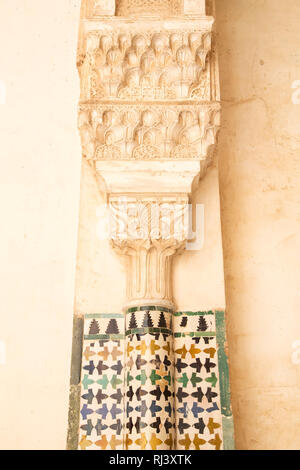 Architettura in dettaglio il Nasrid palazzi dell'Alhambra di Granada, Spagna Foto Stock