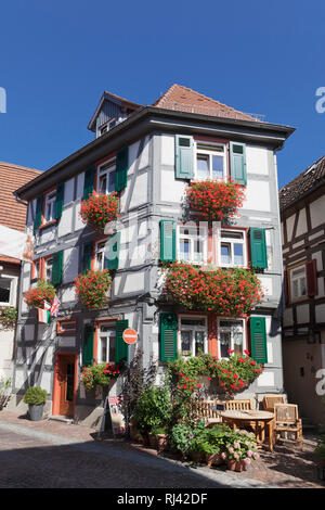 Blumengeschmücktes Fachwerkhaus, Besigheim, Baden-Württemberg, Deutschland Foto Stock