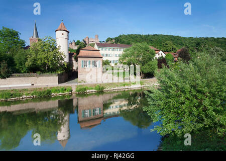 Blick über die Tauber auf den Roten Turm, das Kittsteintor (Faultor) und die Burg Wertheim, Wertheim, Main Tauber Kreis, Baden-Württemberg, Deutschlan Foto Stock