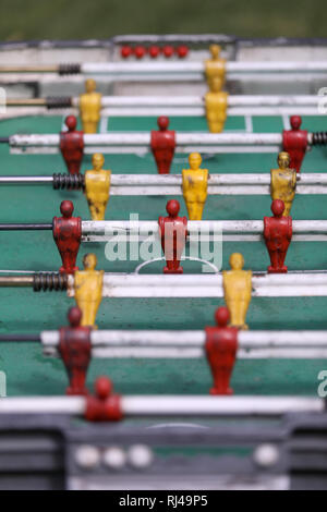 Buenos Aires, Argentina - 2 Febbraio 2019: i giocatori di metallo di una tipica argentina di foosball tavola denominata metegol a Buenos Aires, Argentina Foto Stock