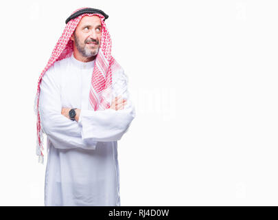 Senior uomo arabo indossando keffiyeh su sfondo isolato sorridente cercando lato e lo sguardo lontano pensando. Foto Stock