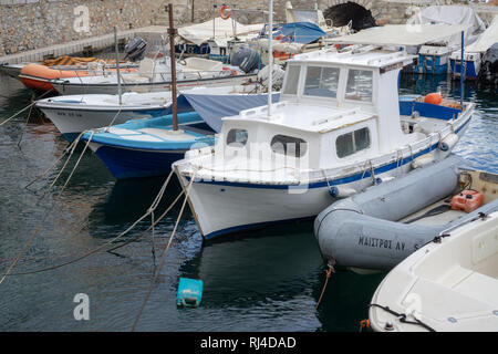 Le auto non sono ammesse sull isola di Hydra ma non vi è abbondanza di pesca barche e yacht. Foto Stock