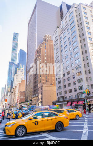 New York - 17 Ottobre 2016: yellow cabs, pedoni e grattacieli lungo le strade di Manhattan a New York City. Foto Stock