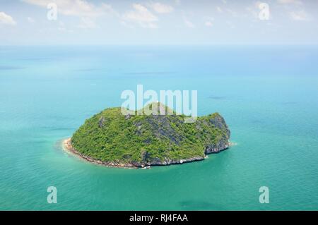 Vista aerea della minuscola isola disabitata nel Golfo della Tailandia vicino al litorale di Prachuap Khiri Khan provincia della Thailandia Foto Stock