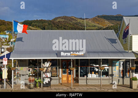 Bandiera francese e Nuova Zelanda bandiera in Akaroa sulla Akaroa crociera delfini shop, Nuova Zelanda. Foto Stock