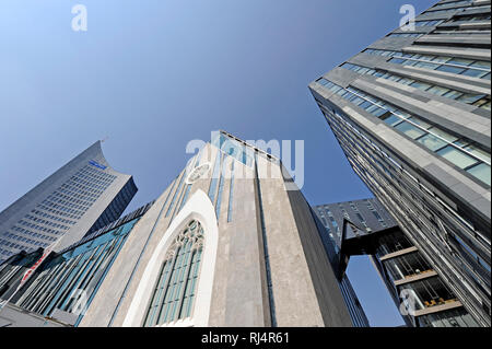 Moderne Architektur am Augustusplatz in Leipzig, Die neue Universit?t, Paulinerkirche, Institutsgeb?ude und City-Hochhaus, Foto Stock