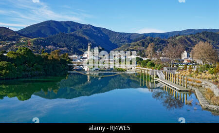 Panorama della città di Nelson, che si riflette nelle acque tranquille del fiume Maitai, Nuova Zelanda. Foto Stock