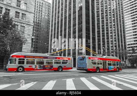 Colore di selettiva movimentazione elettrica filobus su Market Street a San Francisco, Stati Uniti, con il nero e sfondo bianco. Foto Stock