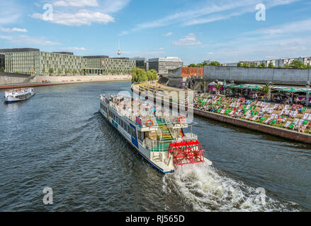 Pub all'aperto di Berlino Riverside presso il parco Spreebogen nel quartiere governativo di Berlino, Germania Foto Stock