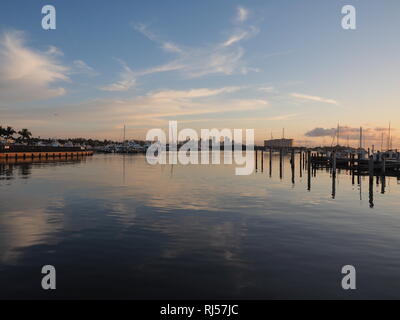 Alba sul tasto Cena Marina in Coconut Grove, Miami, Florida. Foto Stock