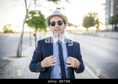 Stile di vita ritratto di vintage cerca uomo in tuta con occhiali da sole, Polonia Foto Stock