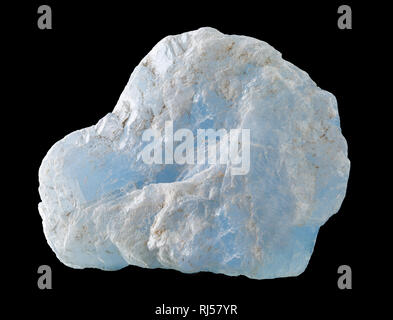 Raw, intonso blue calcite (CaCO3) dal Messico isolato su sfondo nero Foto Stock