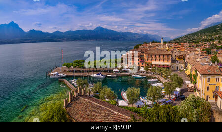 Italien, Veneto, gardasee, Torri del Benaco, Ortsansicht, Hafen, Blick von Scaligerburg Foto Stock