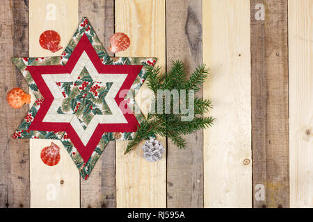 Weihnachtsdekoration, Stern aus Stoff, Zweig, Jakobsmuschel Foto Stock