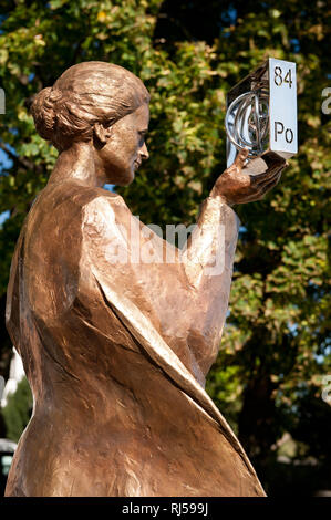 Maria Sklodowska Curie statua profilo dettaglio Koscielna Street a New Town a Varsavia, Polonia, Europa, nessuno, orientamento verticale, Maria detiene il Polo Foto Stock