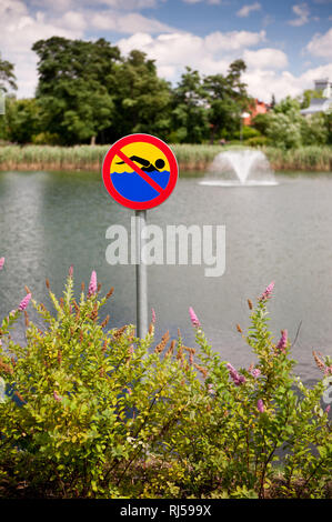 Nessun segno di nuoto stick in piante della costa, nuoto vietata in questo lago, Varsavia, Polonia, nessuno, Foto Stock