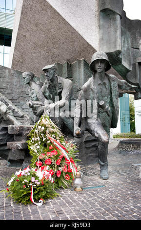 Corone di fiori sulla insurrezione di Varsavia monumento in Polonia, Europa, Memorial con esecuzione di soldati statua, Foto Stock