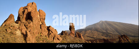 Panoramaaufnahme Roque Cinchado, Los Roques de Garcia, il Pico del Teide, Las Cañadas, Bei Sonnenaufgang, Nationalpark Teide, UNESCO Weltnaturerbe, tener Foto Stock