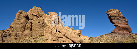 Panoramaaufnahme Roque Cinchado, Los Roques de Garcia, Las Cañadas, Bei Sonnenaufgang, Nationalpark Teide, UNESCO Weltnaturerbe, Teneriffa, Kanarische Foto Stock