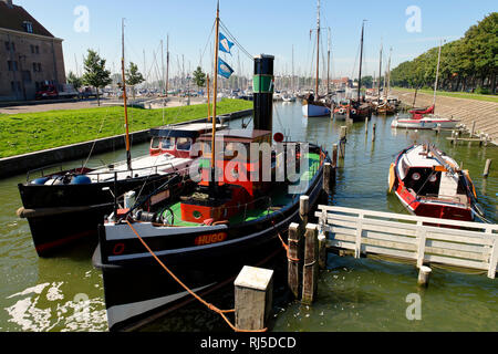 Schiffe im Hafen von Hoorn, Noord-Holland, Ijsselmeer, Niederlande Foto Stock