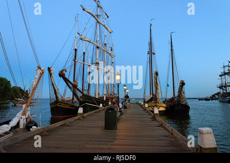 Schiffe im Hafen von Hoorn in der Dämmerung, Noord-Holland, Ijsselmeer, Niederlande Foto Stock
