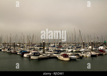 Yacht-Hafen mit vielen kleinen Booten und Yachten, friedlich und menschenleer im Herbst, Foto Stock