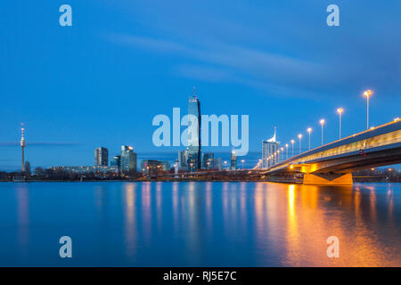 Blick über die Donau zur Donaucity, Abendaufnahme, link Donauturm, mittig DC Tower 1, rechts Reichsbrücke, 22. Bezirk, Donaustadt, Wien Österreich, Foto Stock