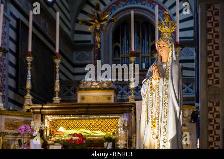 All'interno della Basilica di Santa Margherita, la Basilica di Santa Margherita con un staue in legno e la mummia di Santa Margherita Foto Stock