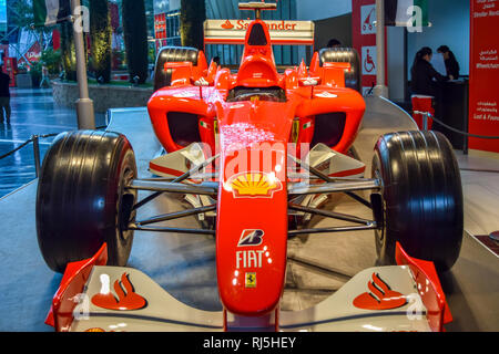 Dubai - 10 Ottobre 2018: l'Italiano marca automobilistica Fiat auto visualizzato all'interno di un padiglione in corrispondenza di un'auto show per i visitatori. Foto Stock