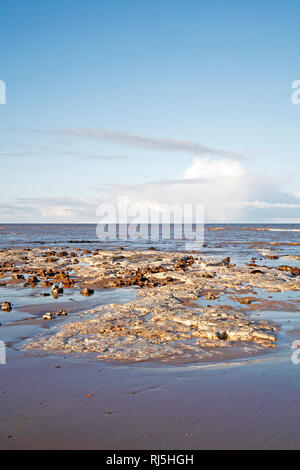 Una vista di un affioramento del Cretaceo superiore chalk a bassa marea sulla Costa North Norfolk a West Runton, Norfolk, Inghilterra, Regno Unito, Europa. Foto Stock