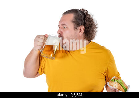 Funny fat man burger di mangiare e di bere bevande alcoliche Foto Stock