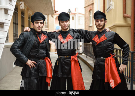 Traditionell gekleidete Tänzer a Tiflis, der Hauptstadt von Georgien Foto Stock