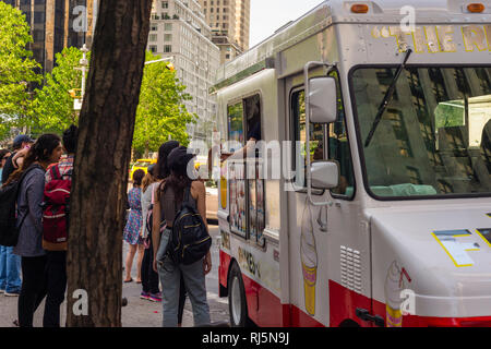 Persone che acquistano gelato da un camion di cibo nei pressi di Central Park a New York City Foto Stock