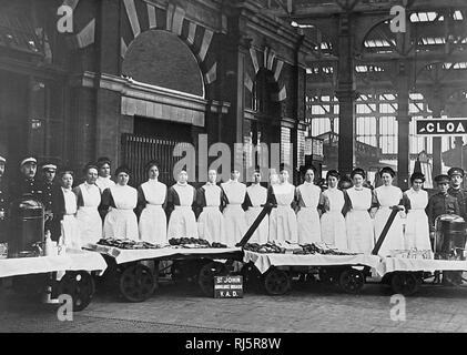 WW1 Red Cross e St. John Ambulance Brigade Volontari volontari di distacco con rinfreschi in un rai Foto Stock