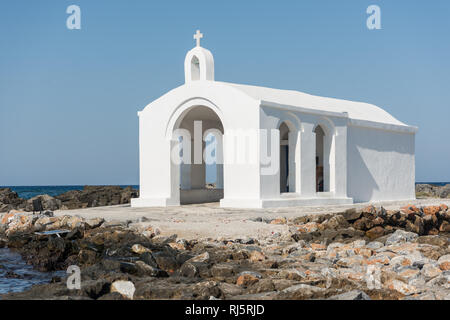 Cappella bianca di st. Nicholas su un isola Foto Stock