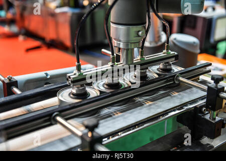 Conserve di possibile linea di produzione in linea di fabbrica il convogliatore della macchina. Foto Stock