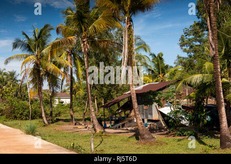 Cambogia, Preah Koh Kong, Krong Khemara Phoumin, villaggio 1, modesta casa in lamiera Foto Stock