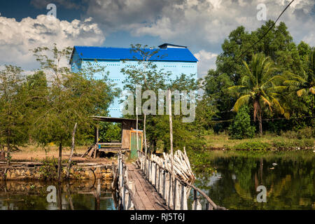 Cambogia, Preah Koh Kong, Krong Khemara Phoumin, edificio per uccelli zuppa nido swiftlets accanto per via navigabile Foto Stock