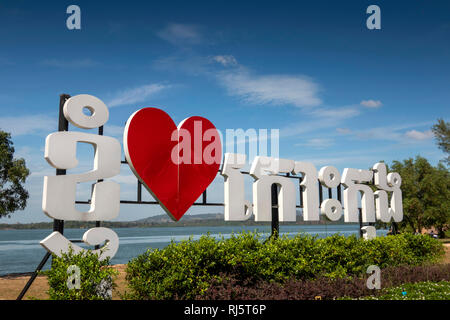 Cambogia, Preah Koh Kong, Krong Khemara Phoumin, I (cuore) amore Koh Kong segno, accanto a albanese Prek Kaoh Pao river Foto Stock