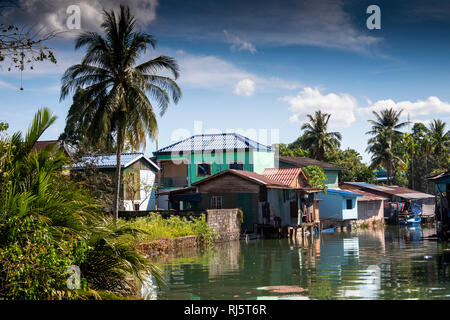 Cambogia, Preah Koh Kong, Krong Khemara Phoumin, modesto Riverside Homes accanto a albanese Prek Kaoh Pao ingresso sul fiume Foto Stock