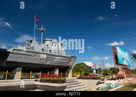 Cambogia, Preah Koh Kong, Krong Khemara Phoumin, polizia cambogiana motovedetta accanto a albanese Prek Kaoh Pao river Foto Stock