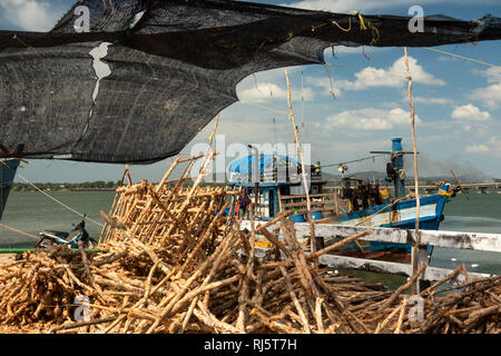 Cambogia, Preah Koh Kong, la pesca in barca ormeggiata su albanese Prek Kaoh Pao fiume, Foto Stock